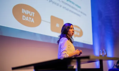 Foto van Meike Nauta die een presentatie geeft
