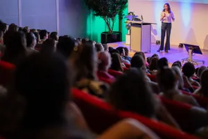 Foto van Meike Nauta die een presentatie geeft
