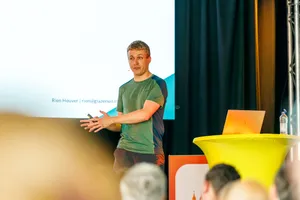 Foto van Rien Heuver tijdens een workshop