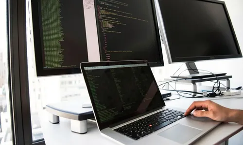 Foto van de werkplek van een software developer